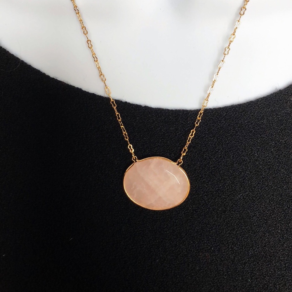 Round rose quartz on a gold cable chain